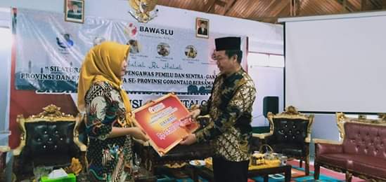 Bawaslu Serahkan Santunan Duka bagi Pengawas Pemilu yang Mengalami Musibah