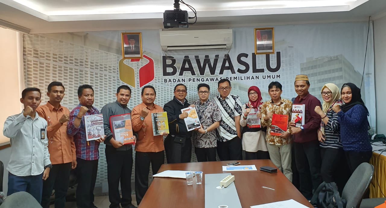 Bawaslu Gorut Menyerahkan Laporan Hasil Pengawasan Pemilu 2019