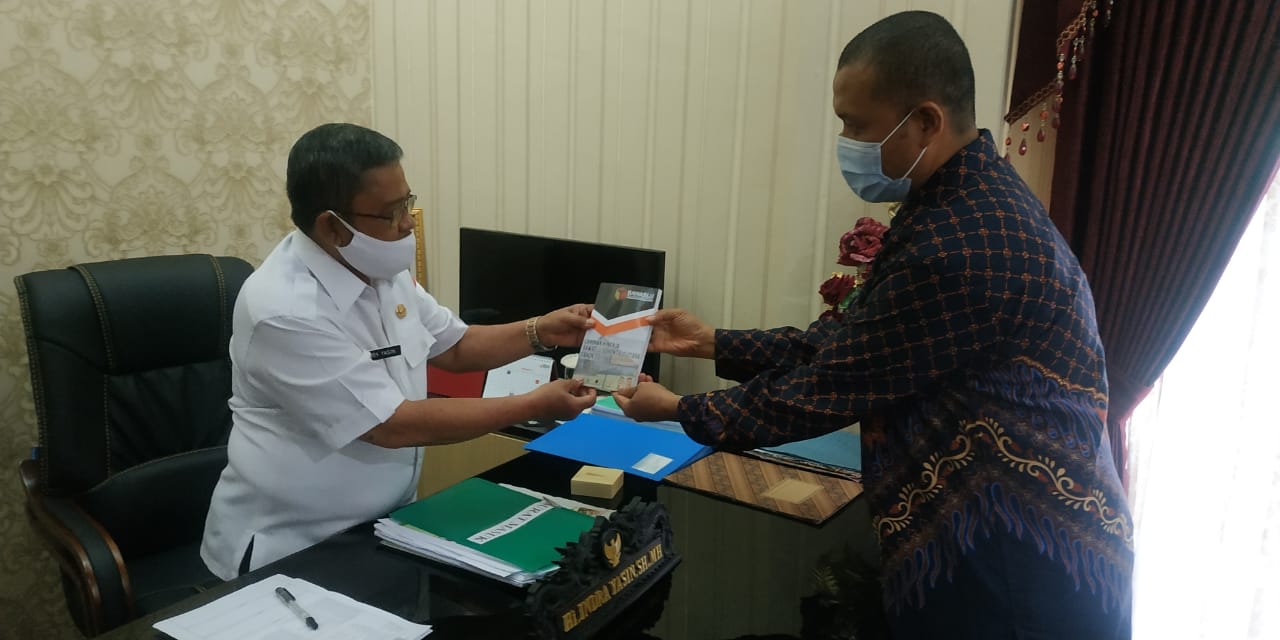 Bawaslu Gorut Serahkan Buku Ke Pemda Gorut