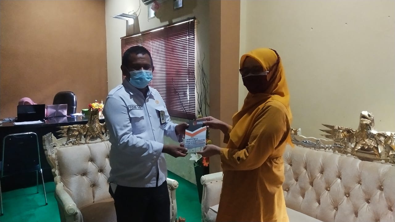 BAWASLU GORUT SERAHKAN BUKU KE PIHAK TERKAIT