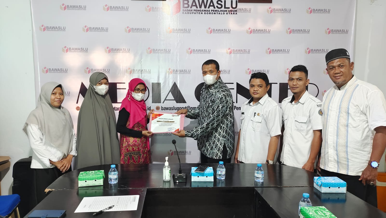 KETUA BAWASLU GORUT SERAHKAN PIAGAM PENGHARGAAN KEPADA PERWAKILAN KANTOR BAHASA PROVINSI GORONTALO