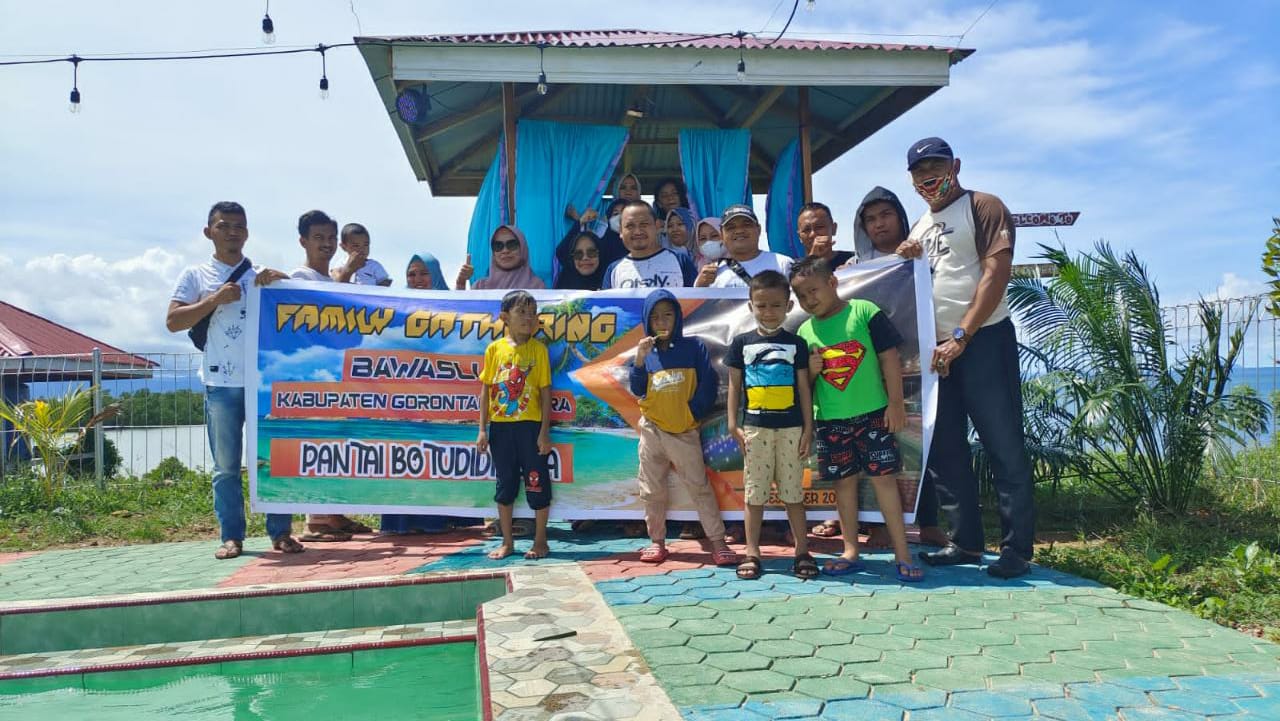 TINGKATKAN KEKOMPAKAN, BAWASLU GORONTALO UTARA ADAKAN FAMILY GATHERING