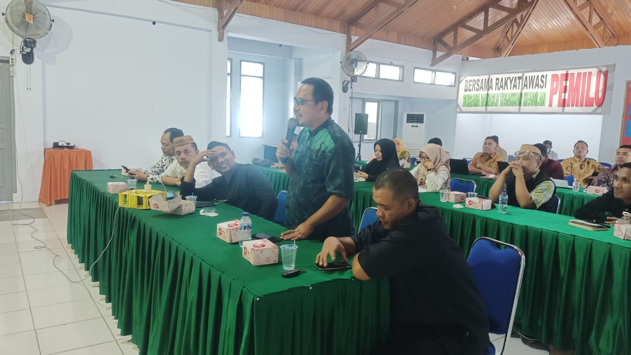 JEFRIAN SAMPAIKAN PELAKSANAAN RAPAT PLENO DI BAWASLU GORONTALO UTARA SAAT MENGHADIRI RAKOR