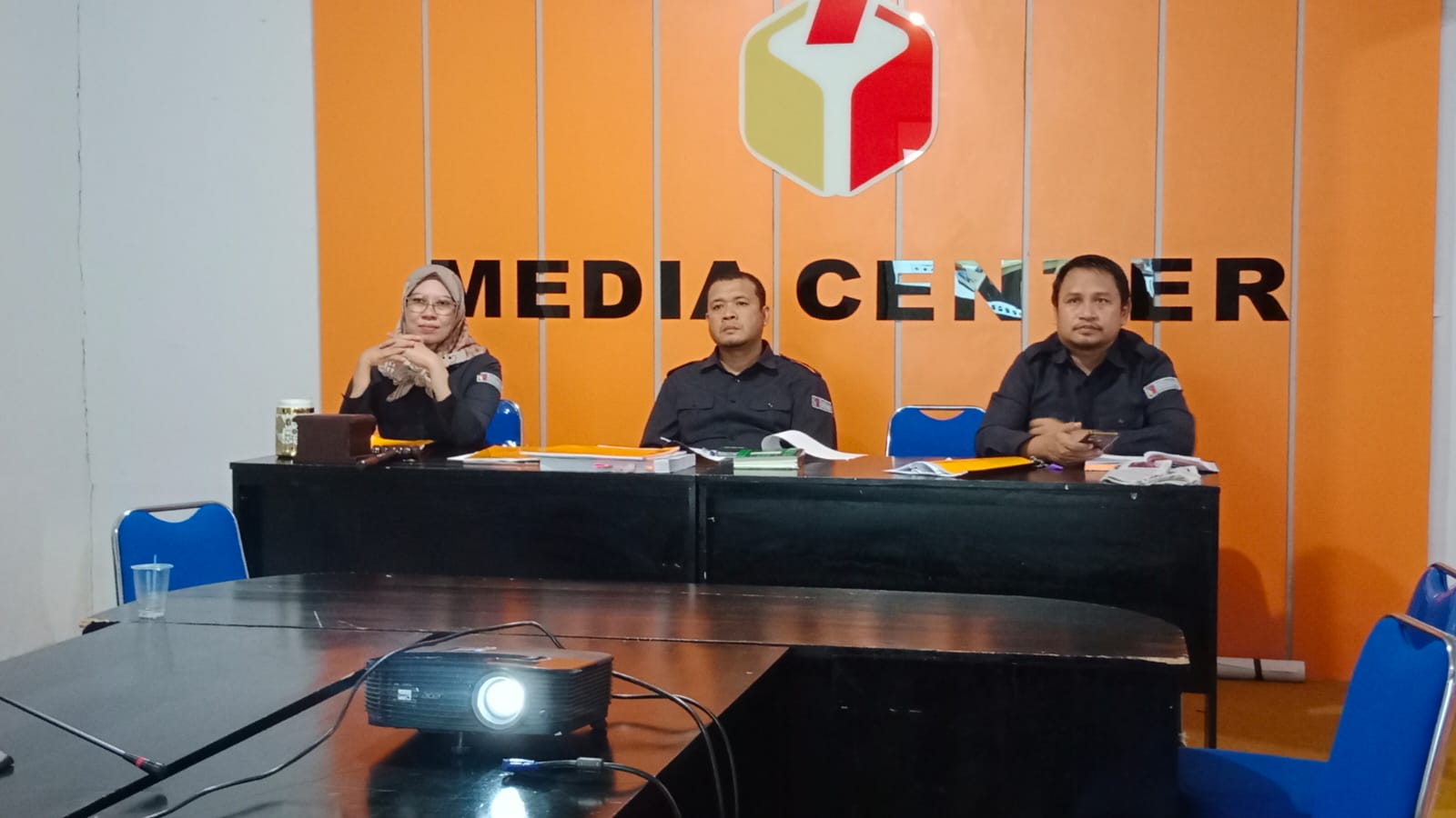 KETUA DAN ANGGOTA BAWASLU GORUT HADIRI RAKOR VIA ZOOM