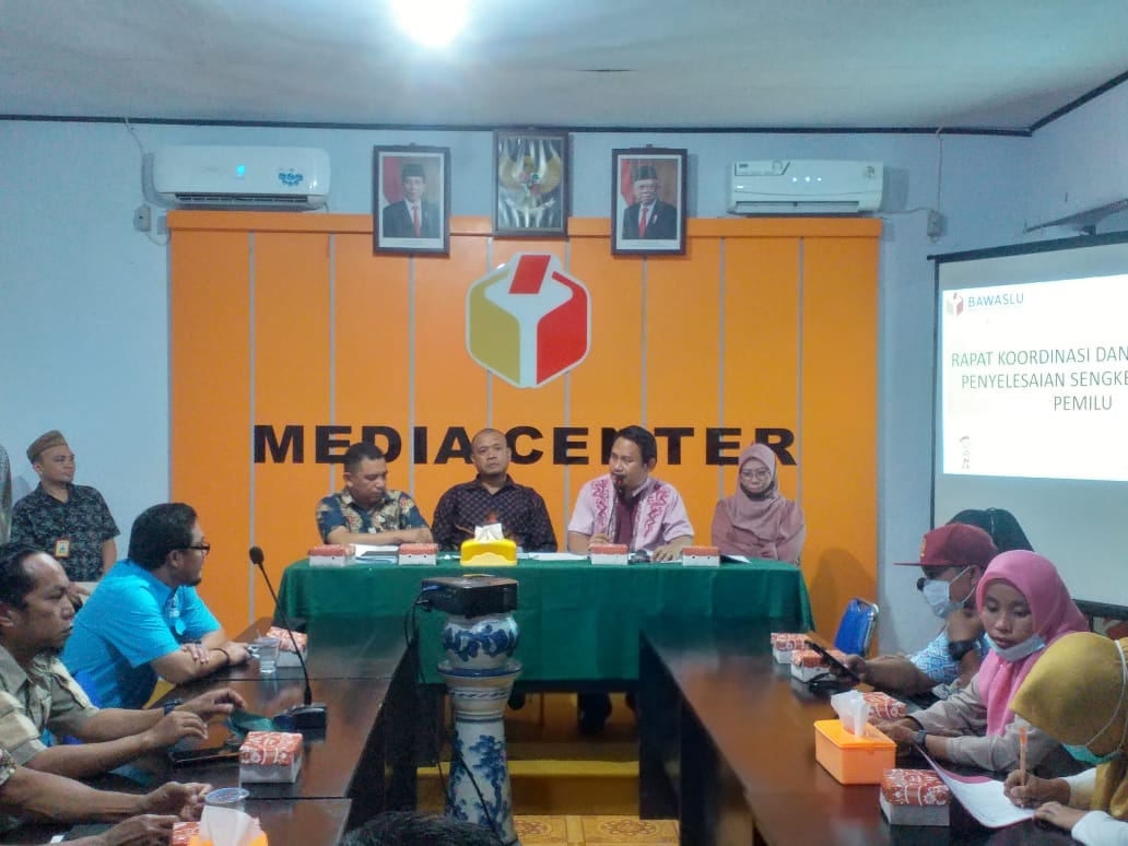 BAWASLU GORUT GELAR RAKOR BERSAMA PARTAI POLITIK