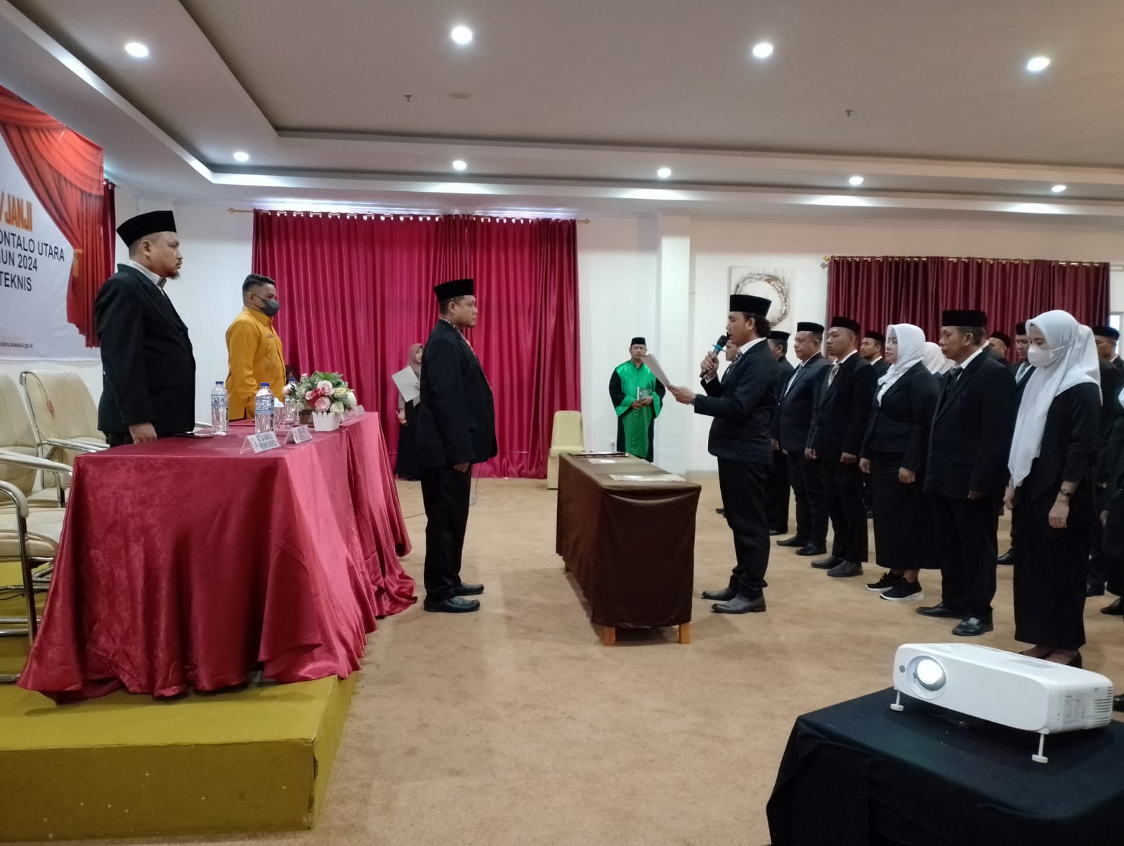 BAWASLU GORUT RESMI LANTIK PANWASLU KECAMATAN SE KABUPATEN GORONTALO UTARA PADA PEMILU 2024