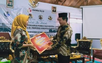 Bawaslu Serahkan Santunan Duka bagi Pengawas Pemilu yang Mengalami Musibah