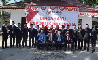 Pimpinan Bawaslu Gorut Bersama Jajaran  Mengikuti Upacara Peringatan Hari Kemerdekaan RI Ke 74