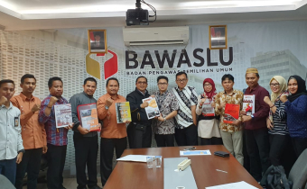 Bawaslu Gorut Menyerahkan Laporan Hasil Pengawasan Pemilu 2019