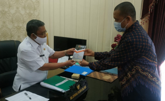 Bawaslu Gorut Serahkan Buku Ke Pemda Gorut