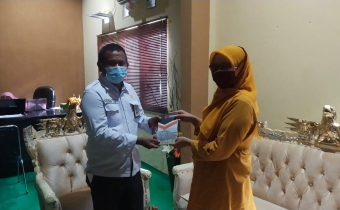 BAWASLU GORUT SERAHKAN BUKU KE PIHAK TERKAIT