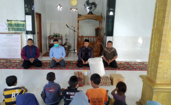 RAYAKAN HUT KE 13, BAWASLU GORUT BERBAGI  DENGAN ANAK YATIM PIATU
